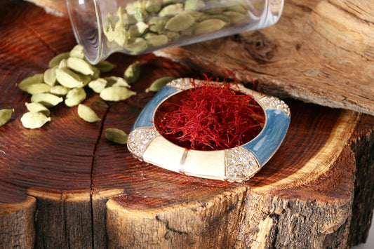 What Does Saffron Smell Like in Perfume: Exploring Its Unique Aroma Profile