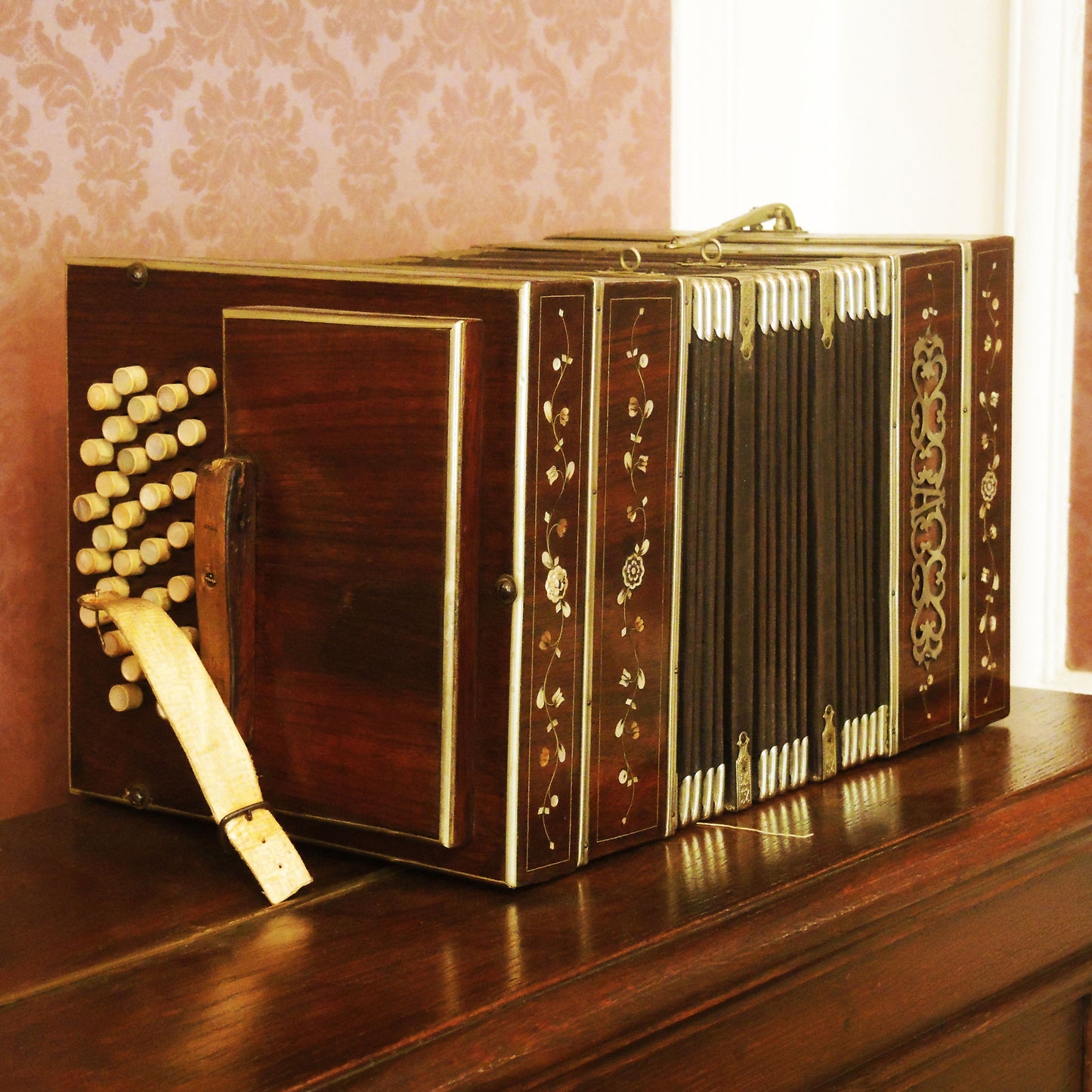 Milonga Luxury Candle Inspiration Bandoneon | RHR Luxury Home Fragrance