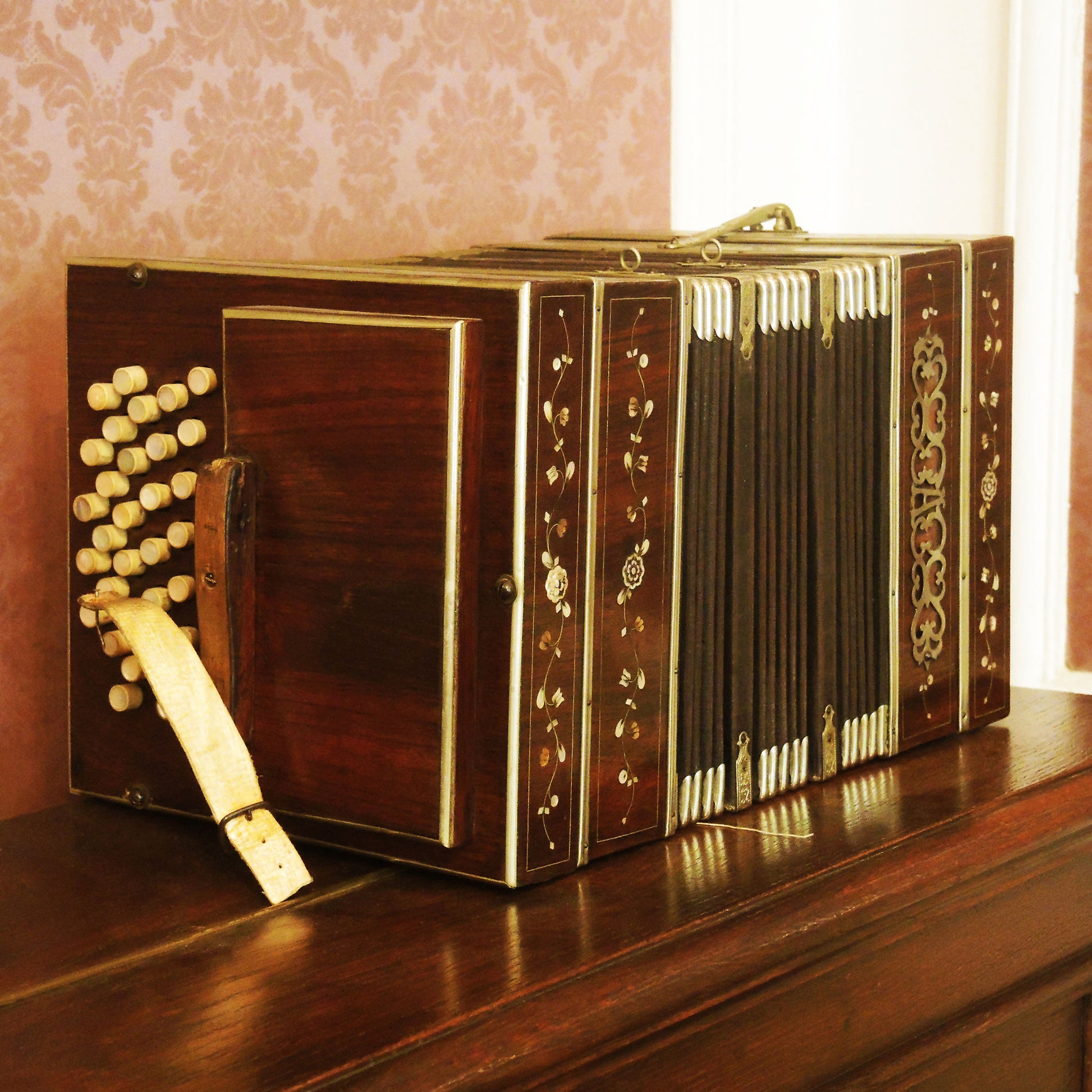 Milonga Luxury Candle Inspiration Bandoneon | RHR Luxury Home Fragrance